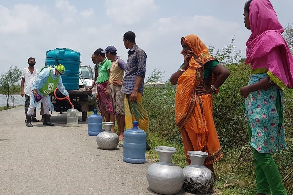 Survivors of Cyclone Amphan are suffering from an acute shortage of drinking water. Oxfam’s Public Health Engineering Team has been working with Shushilan, our local partner, to provide drinking water to hundreds of villagers in Satkhira through water trucking. 